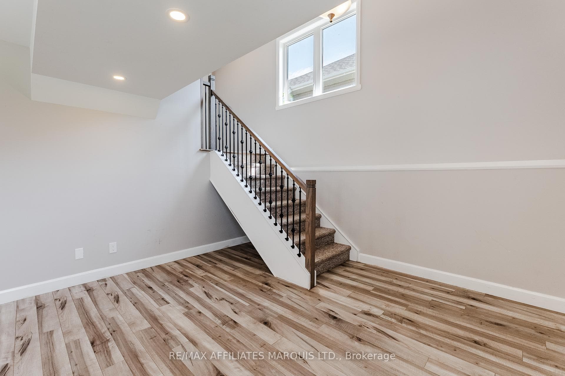 Photo is of lower unit