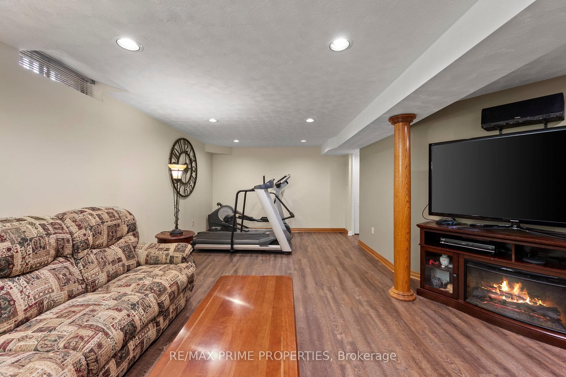 498 Dover Crescent photo 24