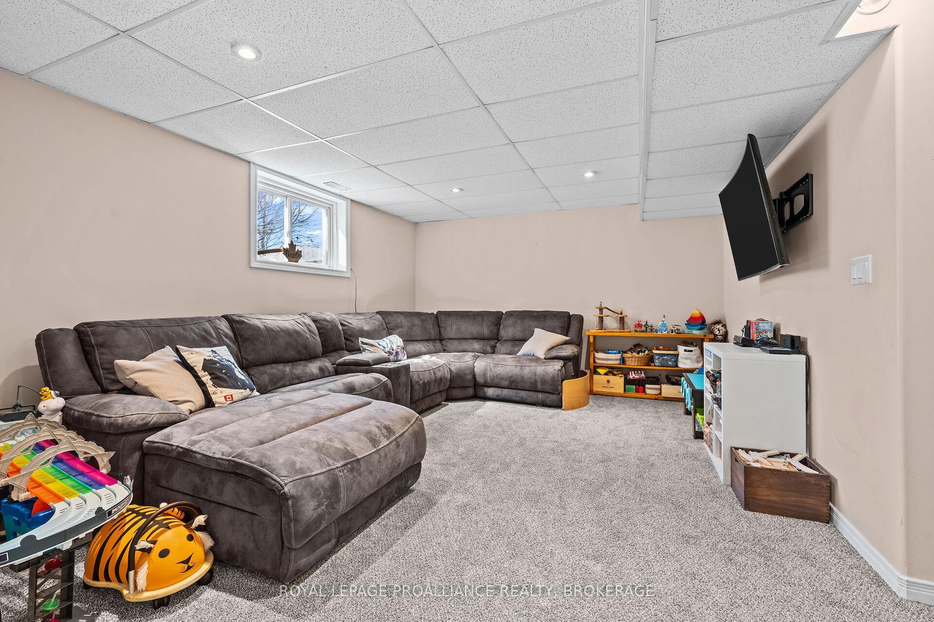 535 Freeman Crescent photo 32