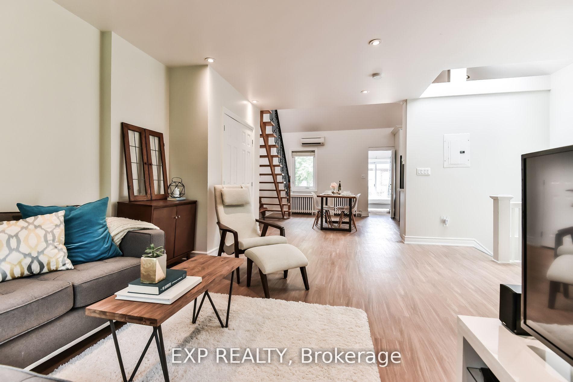 360 Roxton Road photo 3
