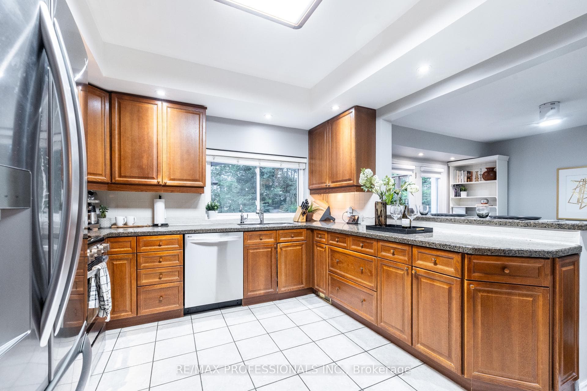 4625 Dundas Street photo 13