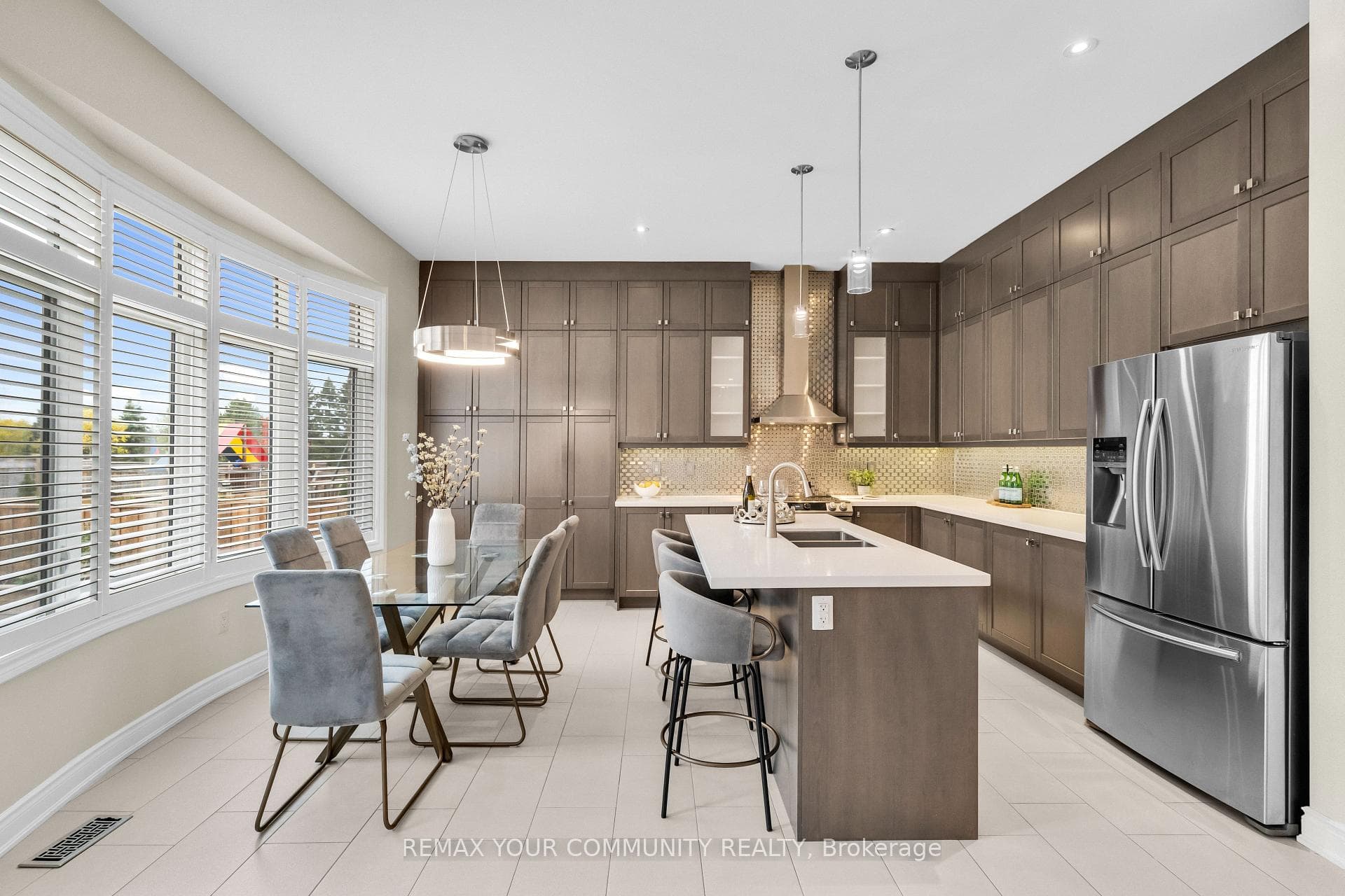 8 King Boulevard photo 3