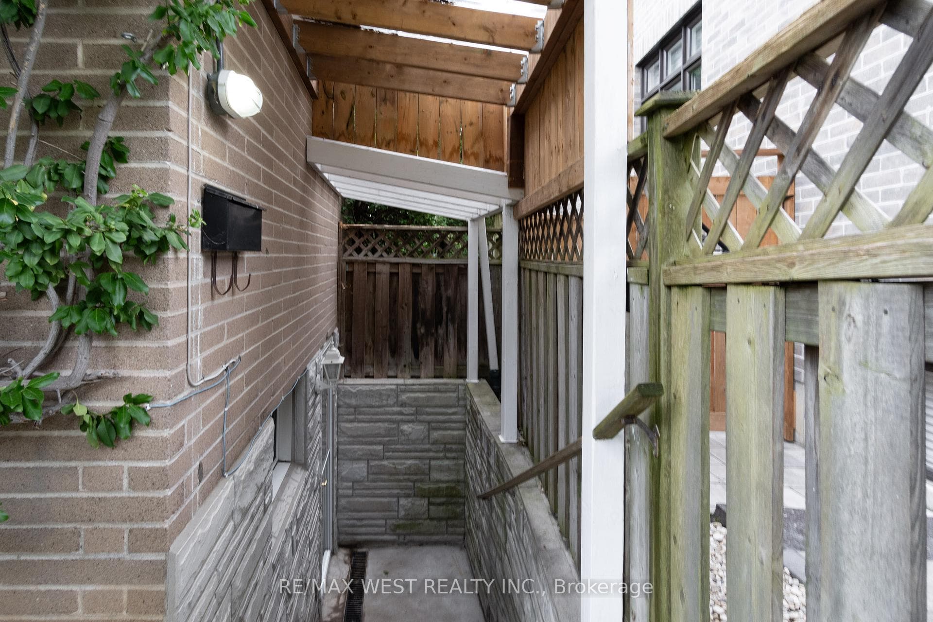 380 Tareyton Road photo 3