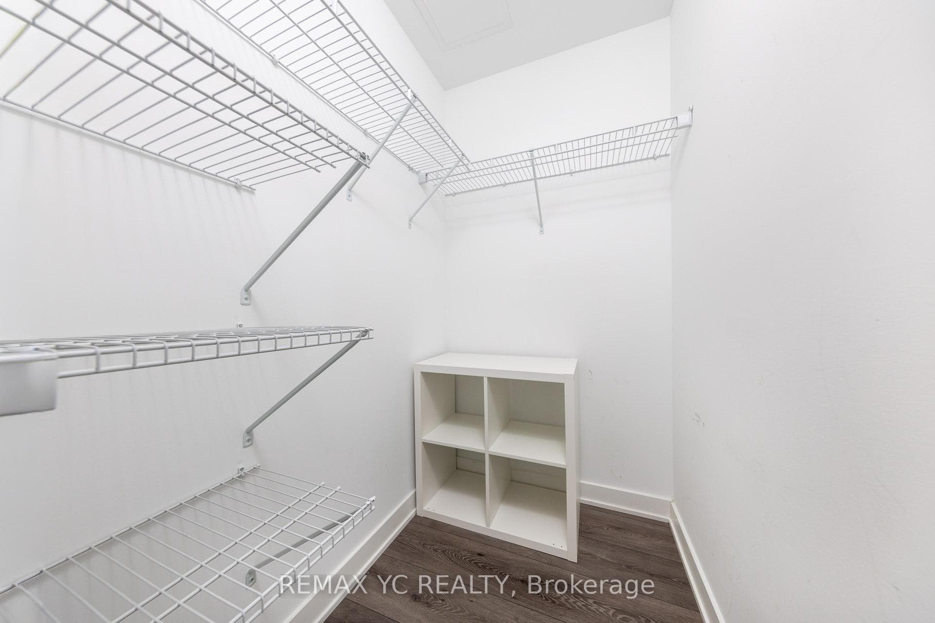 95 Oneida Crescent Unit 305 photo 17