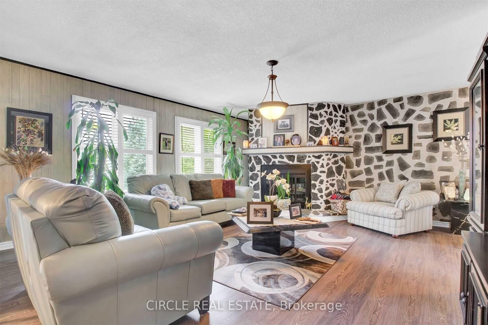 5945 King Street photo 8