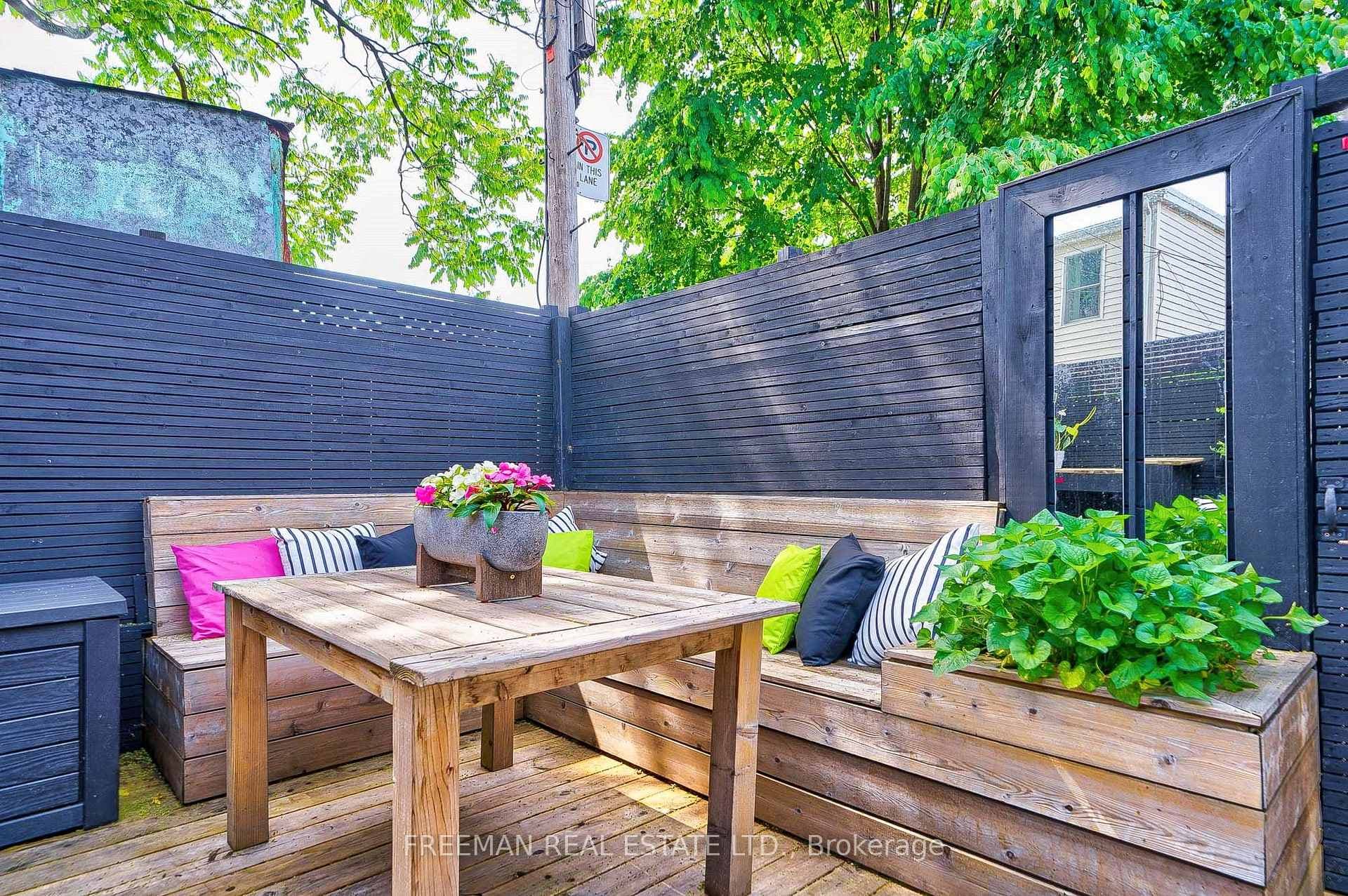 476 Clinton Street photo 32