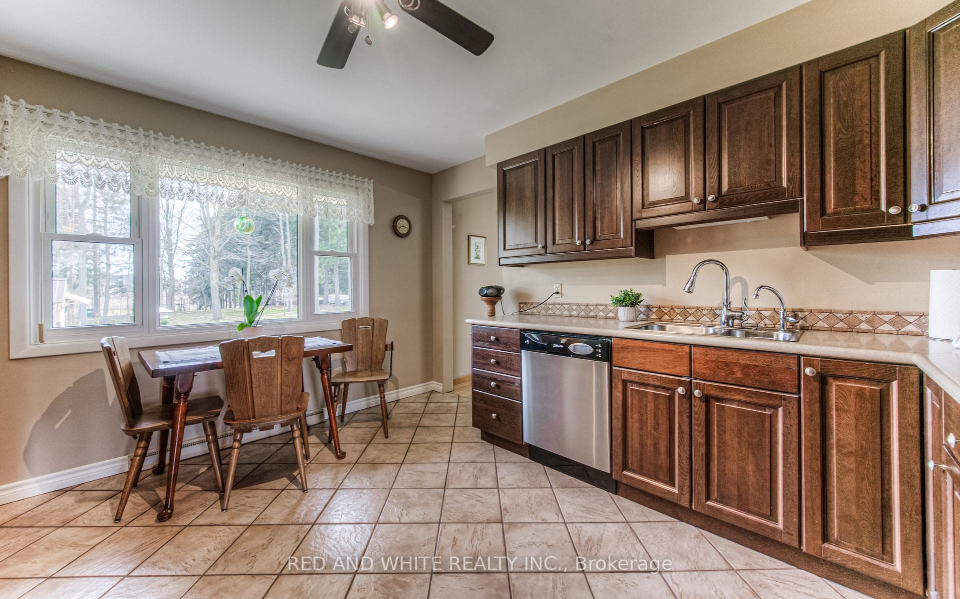 137 Riverbank Drive photo 17