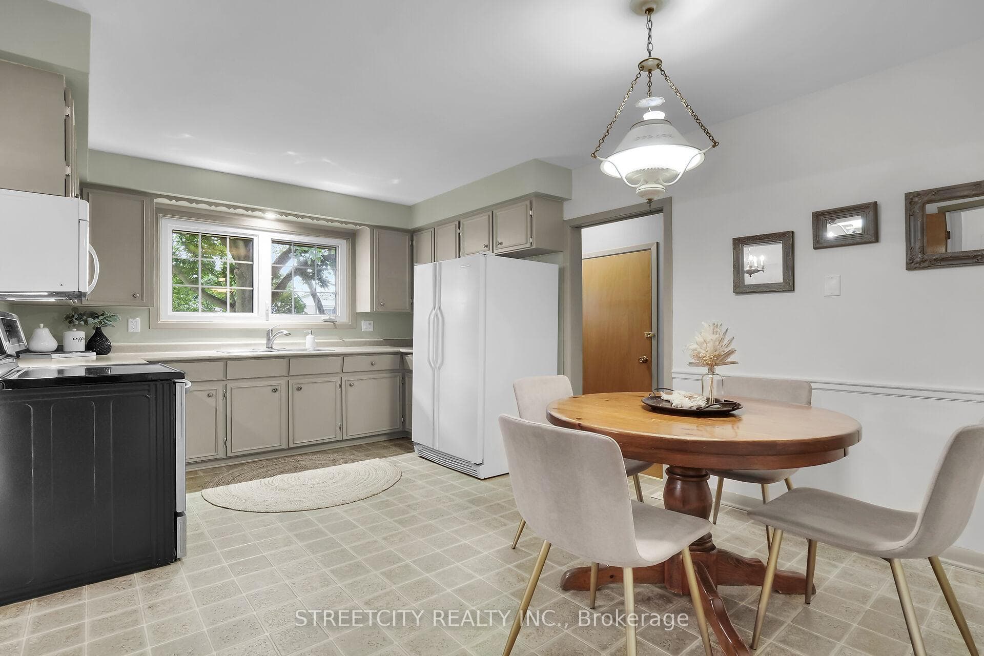 756 Glengyle Crescent photo 21