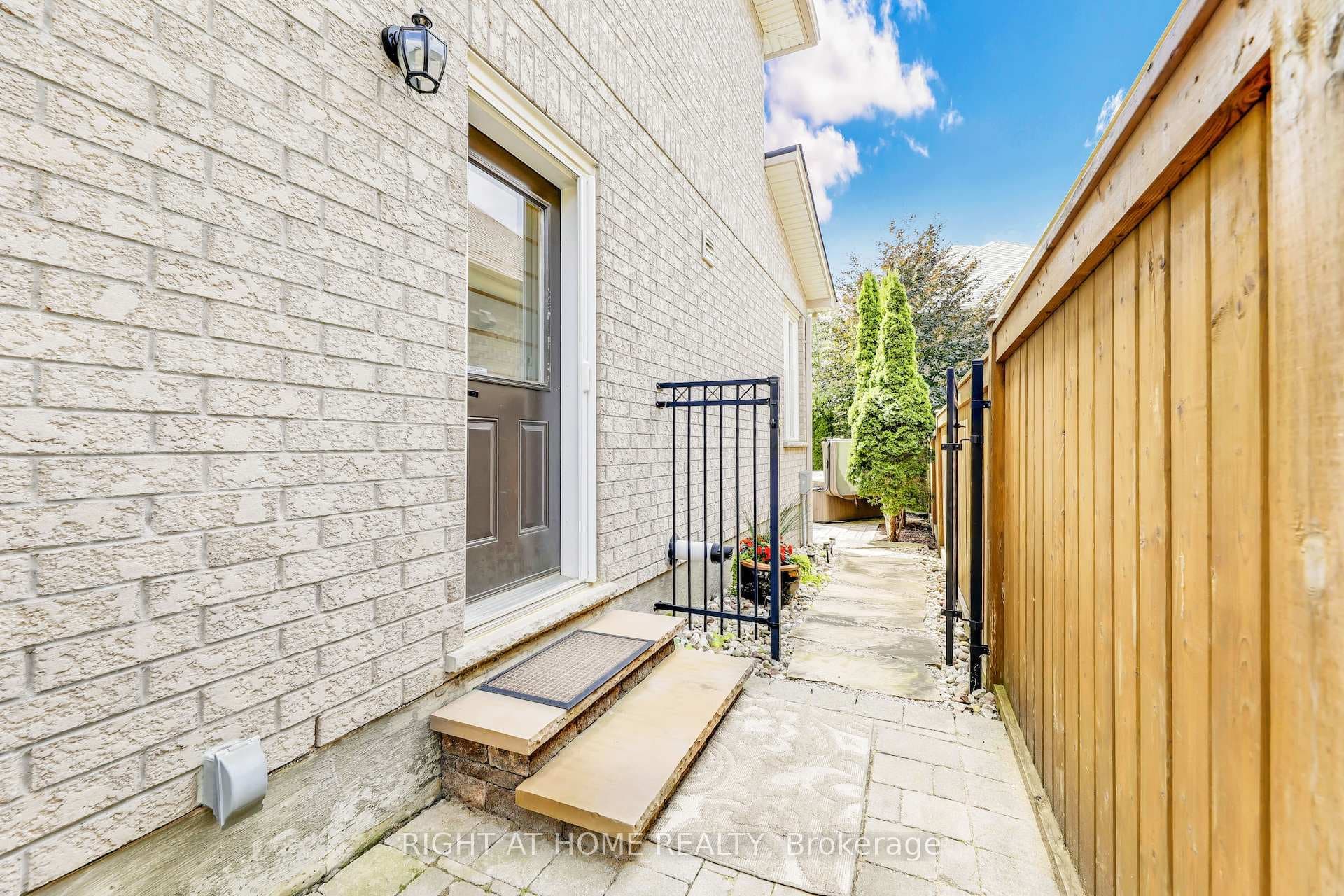 2271 Pindar Crescent photo 35