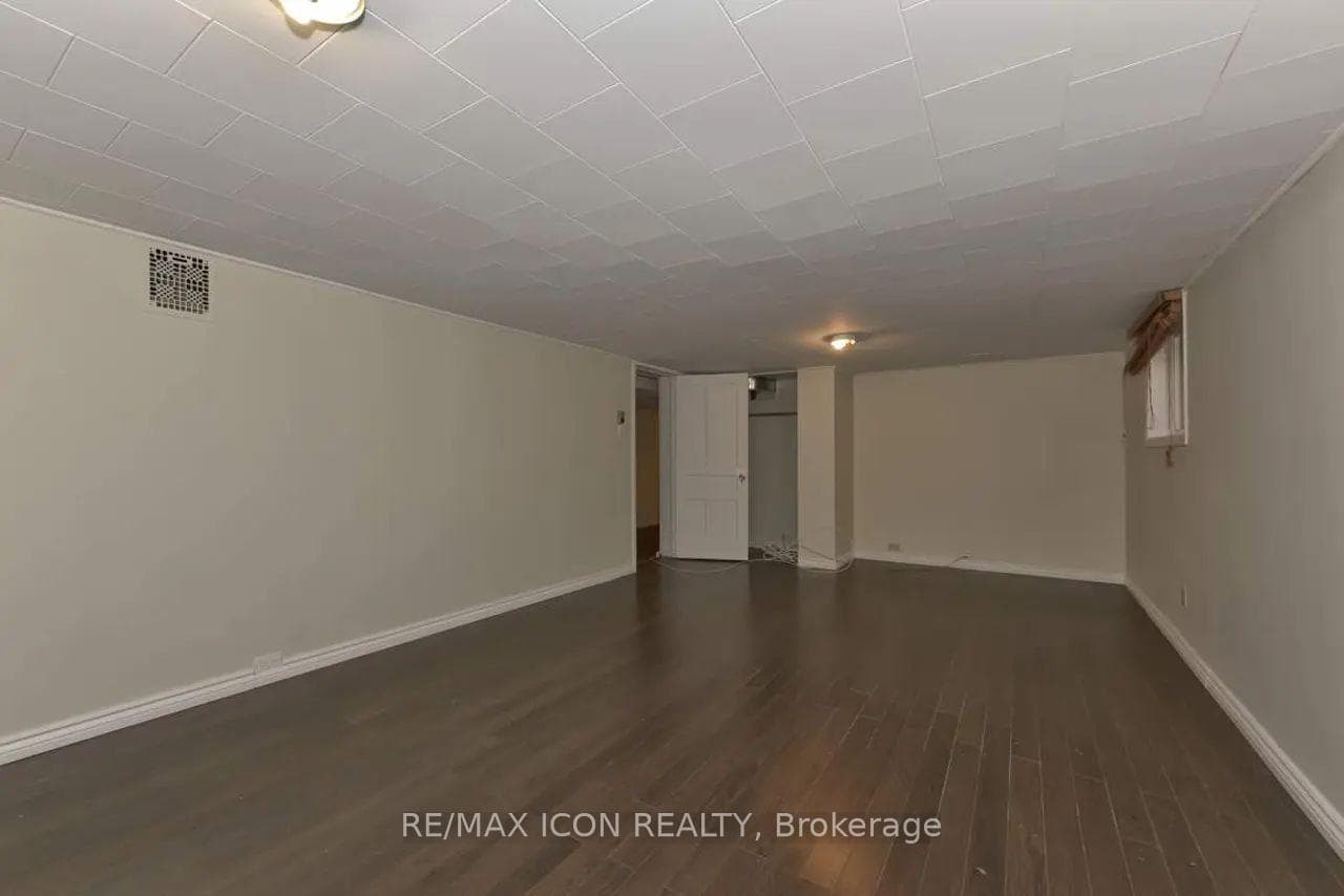 525 Grosvenor Street photo 39