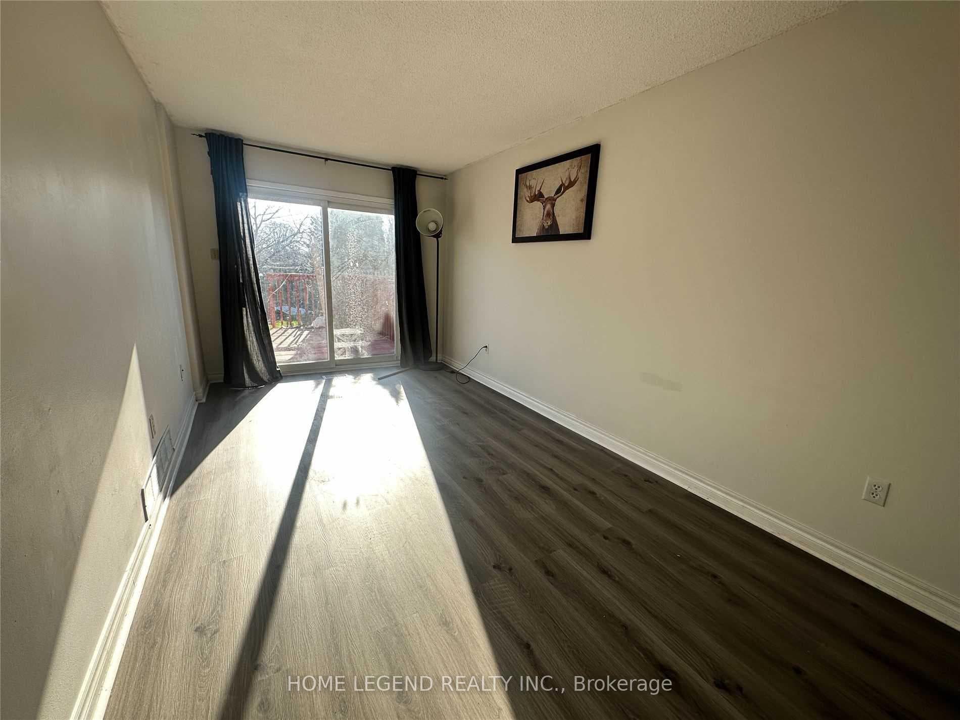64 Dunbar Crescent photo 3