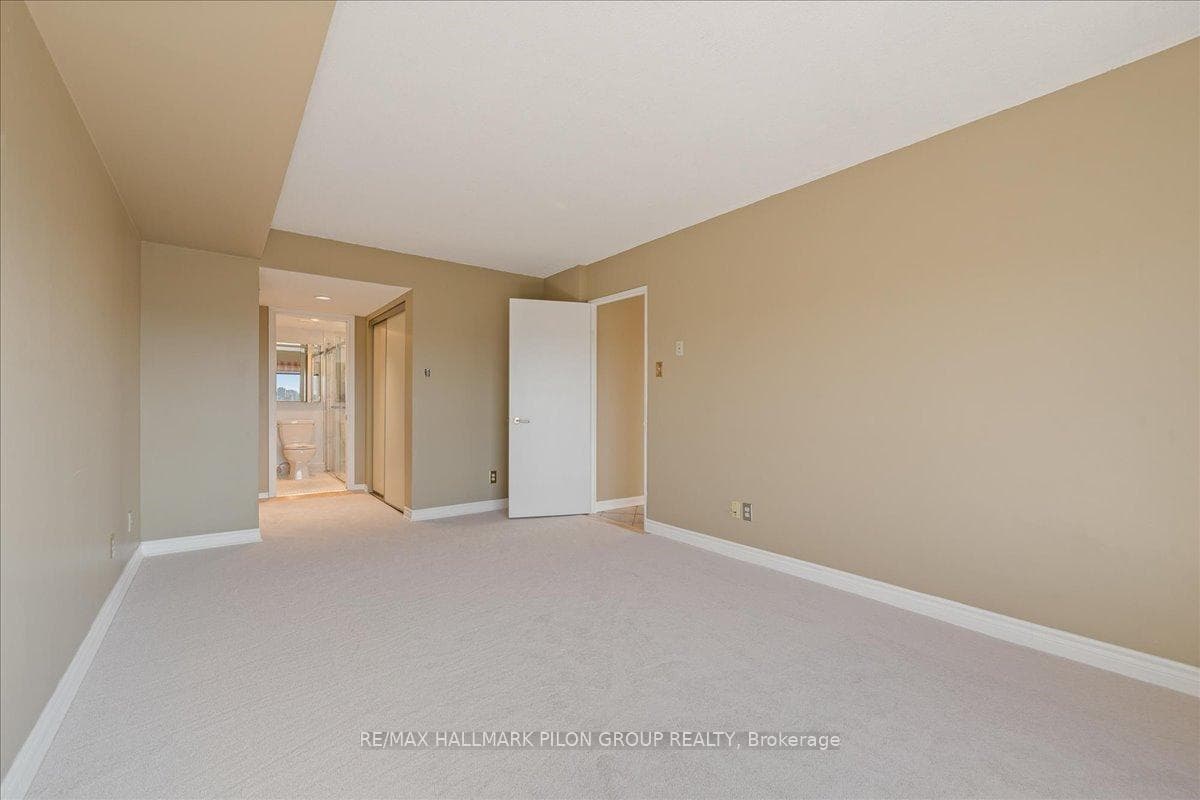 545 ST LAURENT Boulevard Unit 1105 photo 13