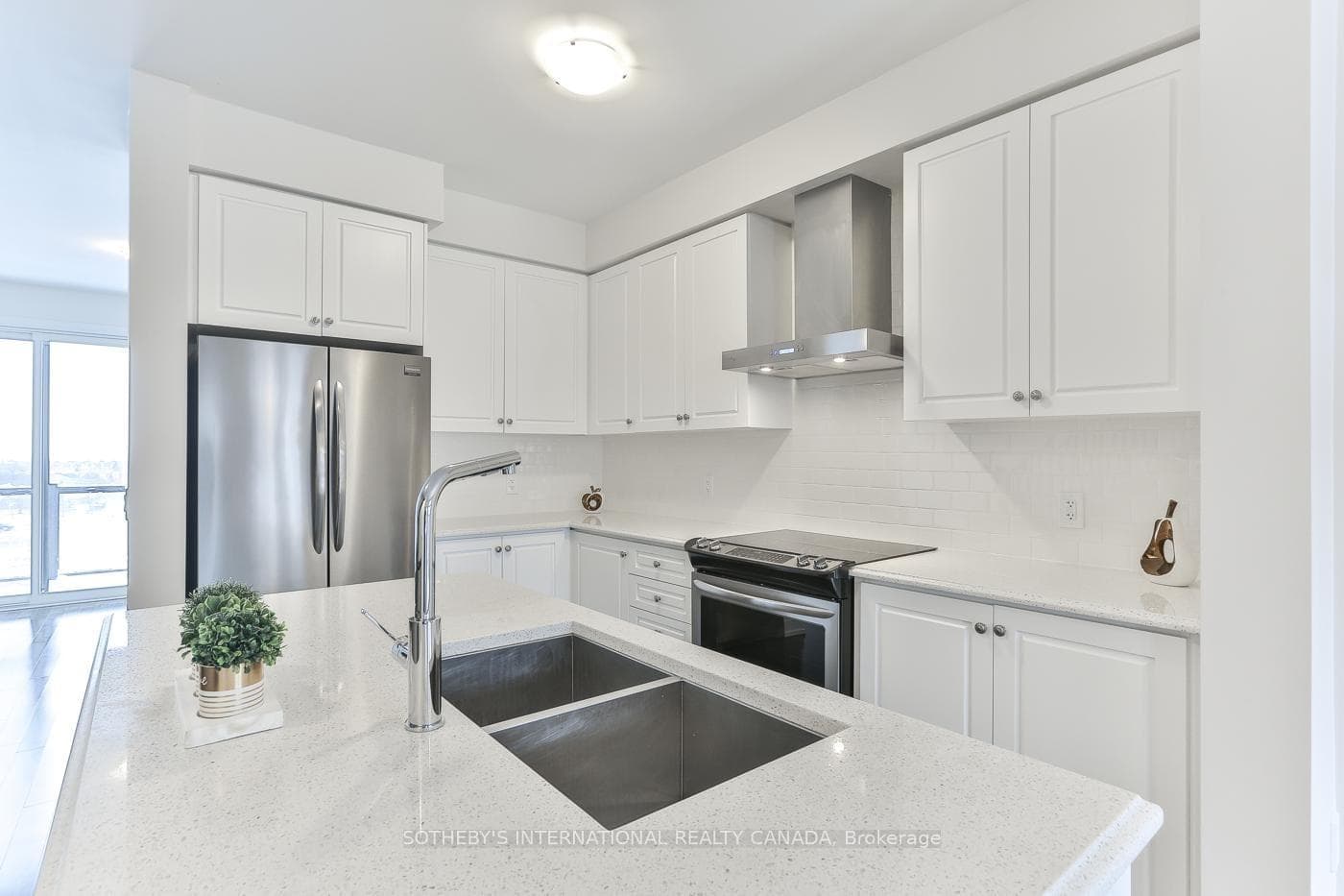 101 Glengarry Crescent photo 6