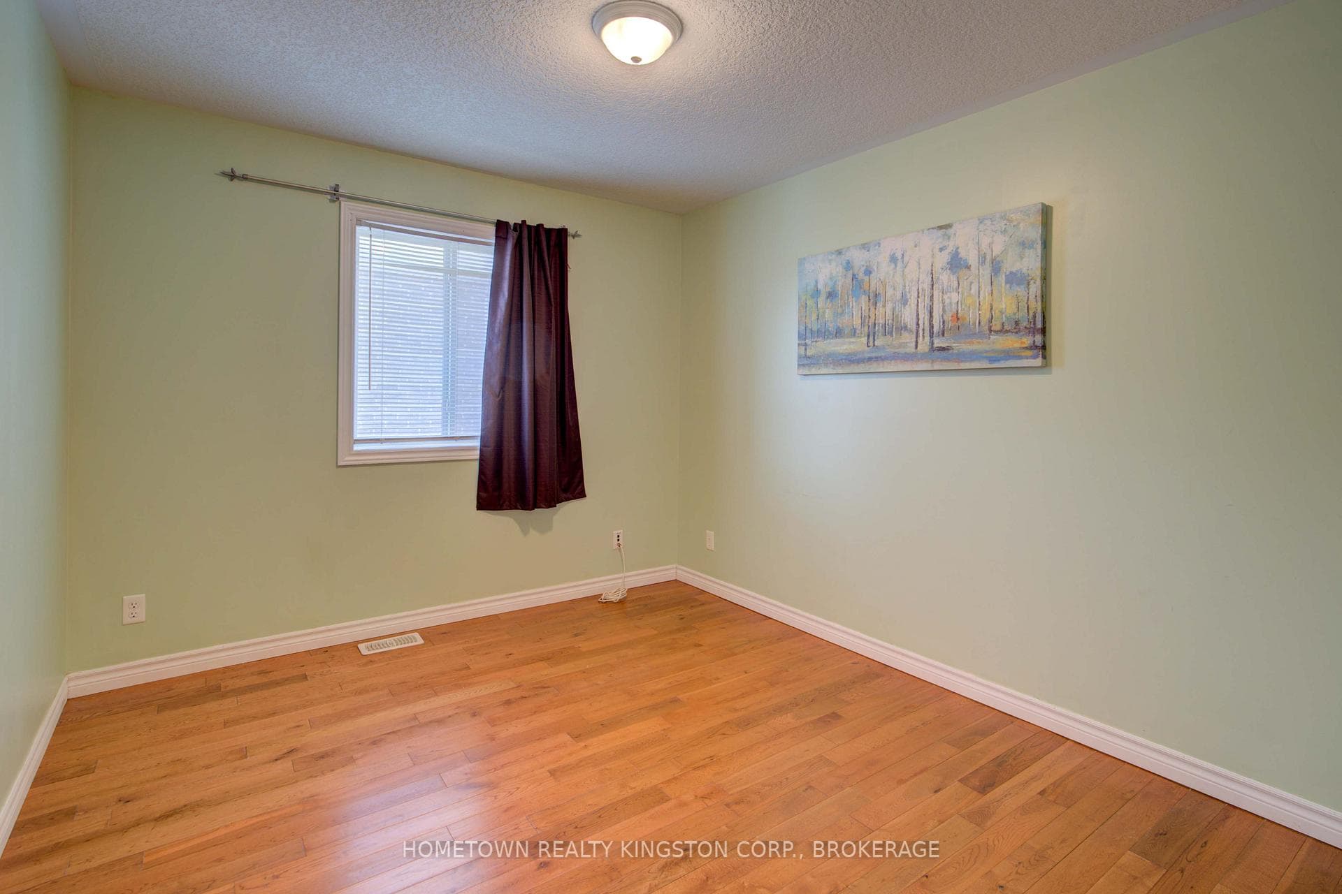 216 Briceland Street photo 9