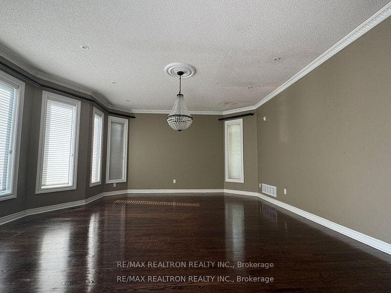 21 Goldring Crescent photo 5