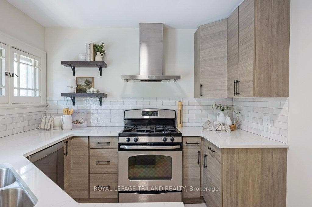 576 St James Street photo 18