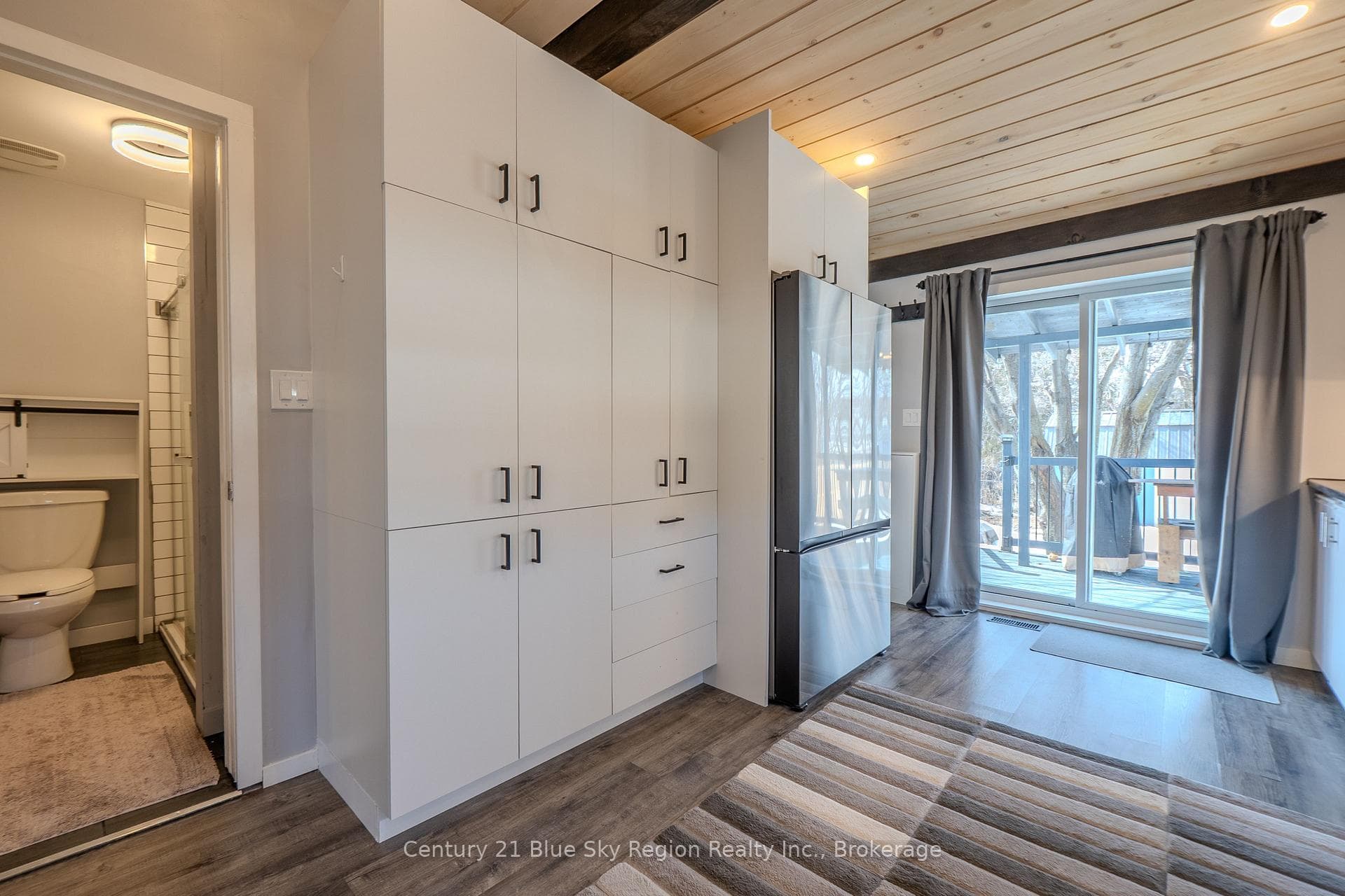 647 Douglas Street photo 10