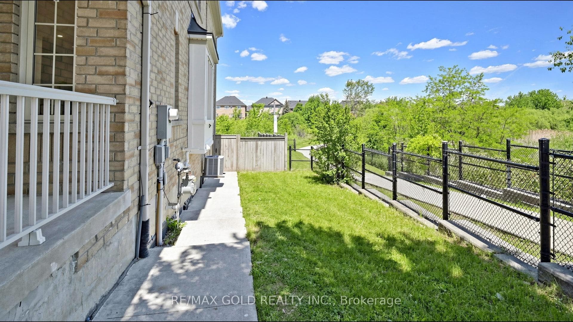 9 Edgewater Court photo 44