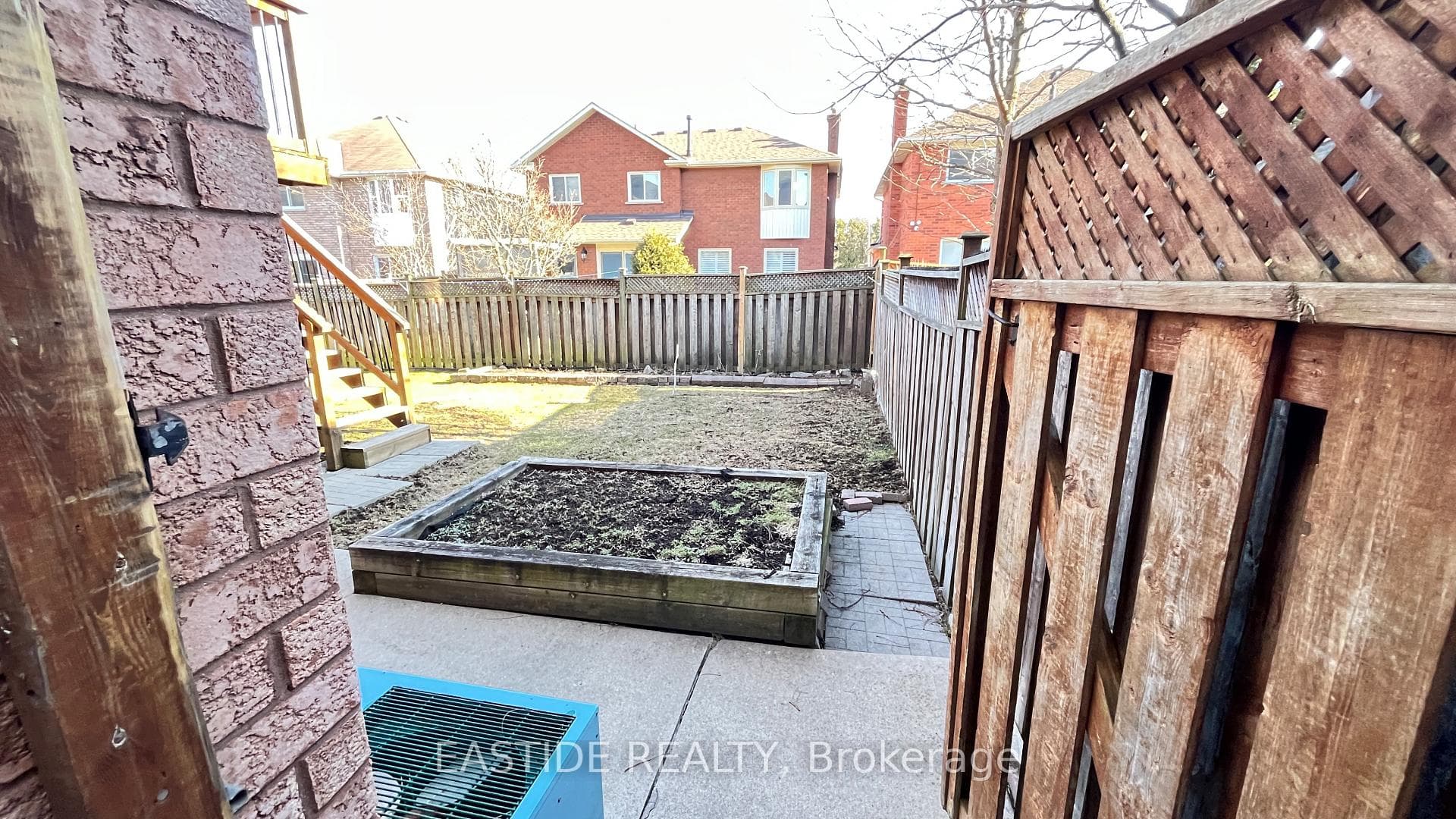 21 Woodstone Avenue photo 4
