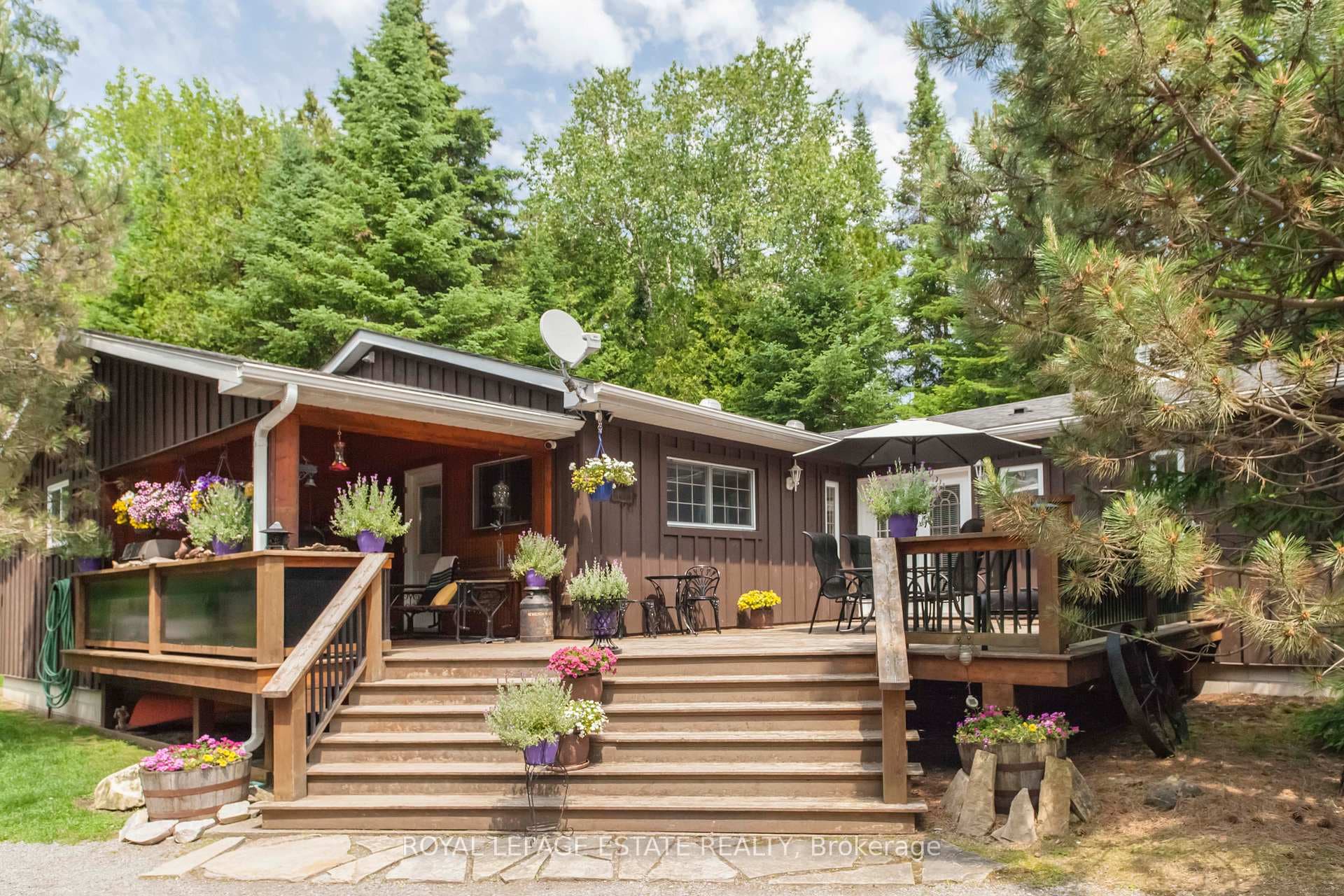 711 Oxford Crescent photo 1