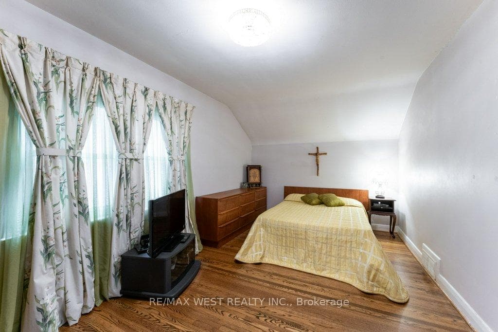 primary bedroom, with wall/wall mirrored closet
