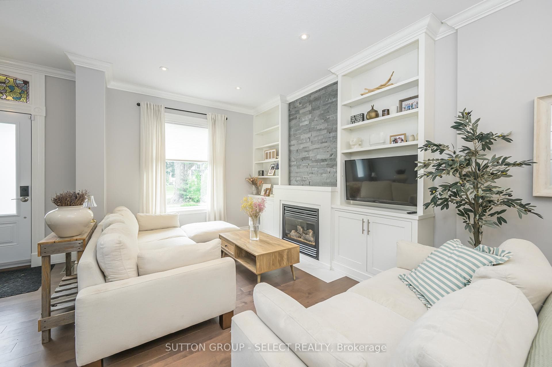 943 Colborne Street photo 6