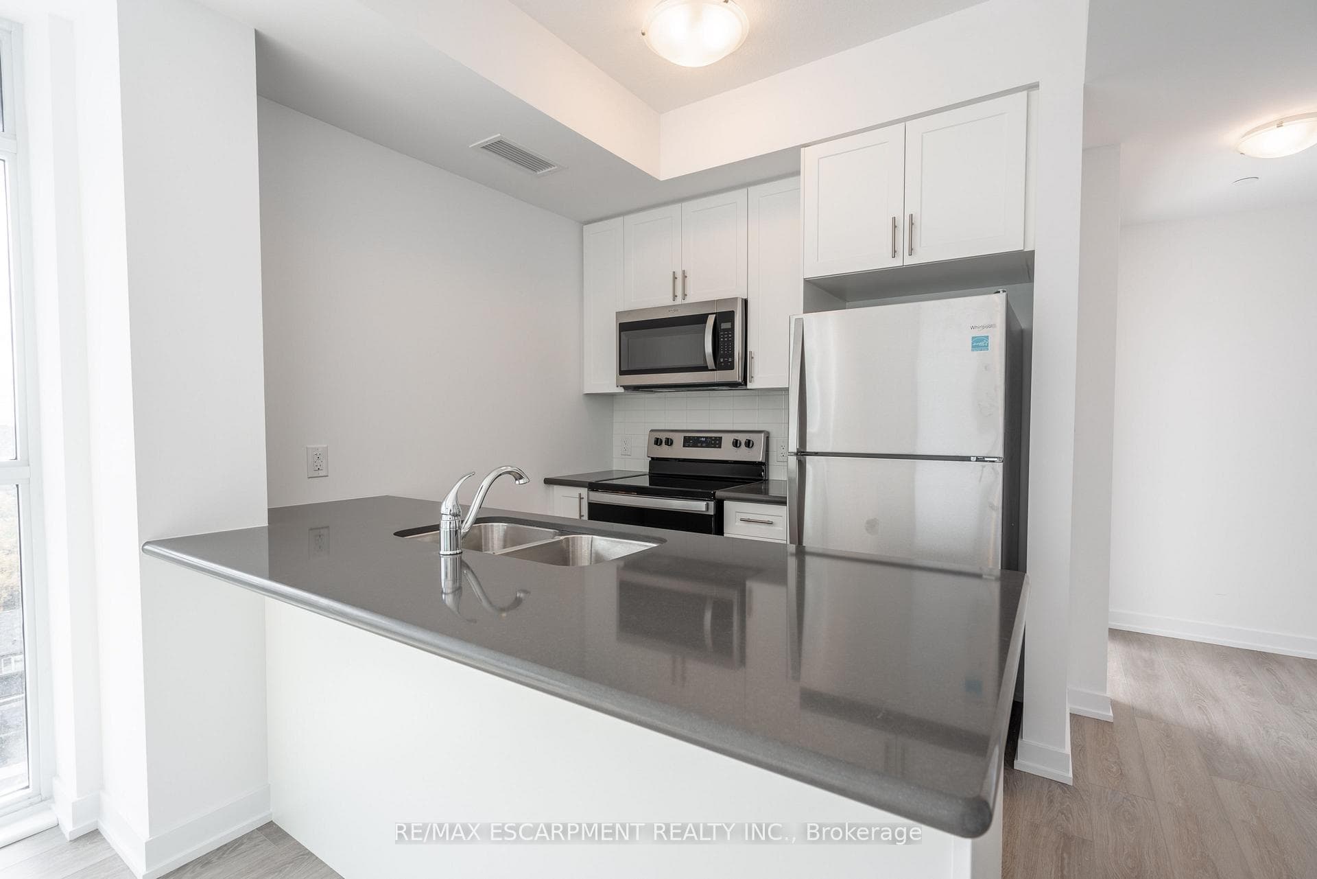 450 Dundas Street Unit 810 photo 9