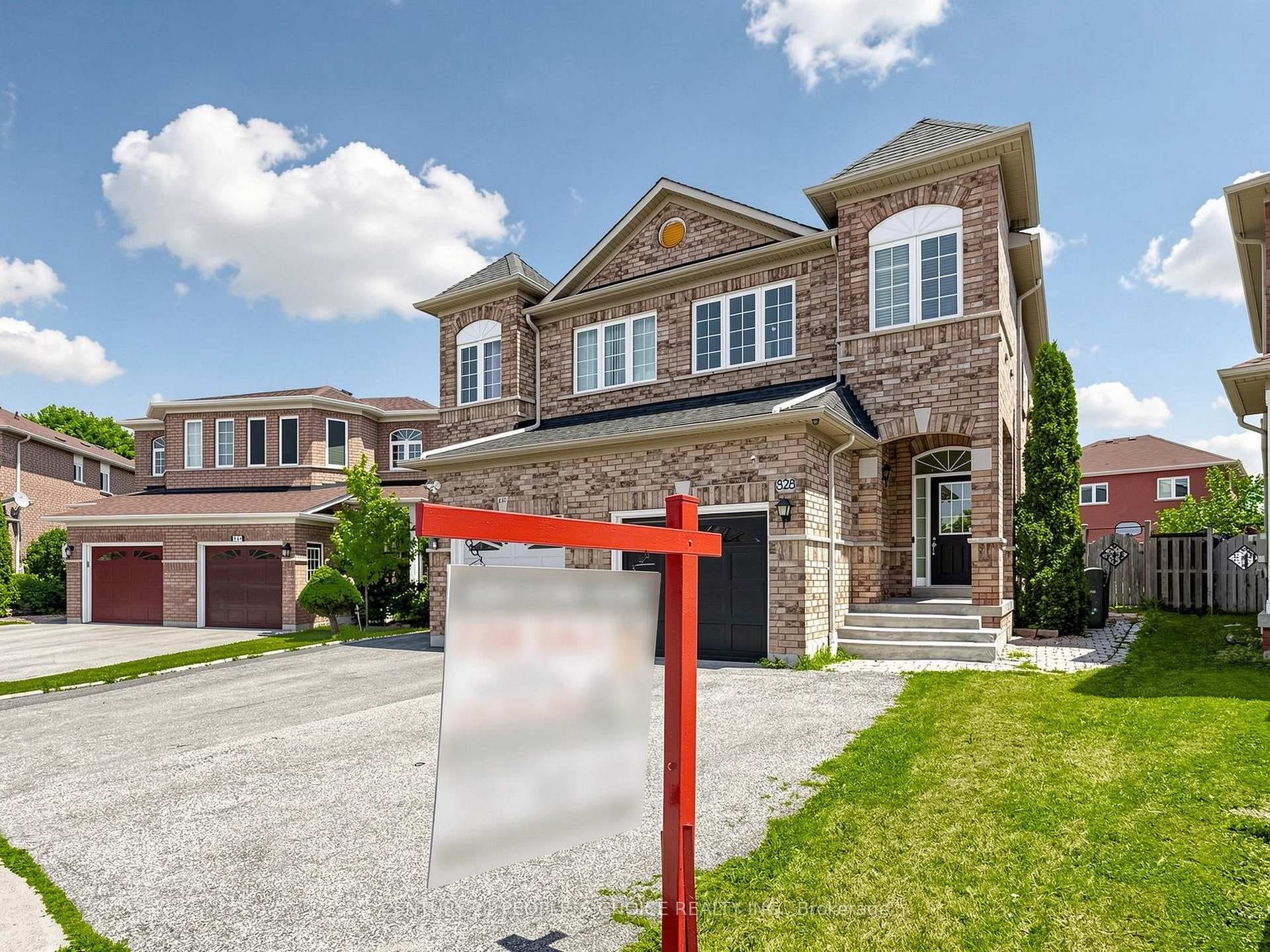 828 Khan Crescent photo 3