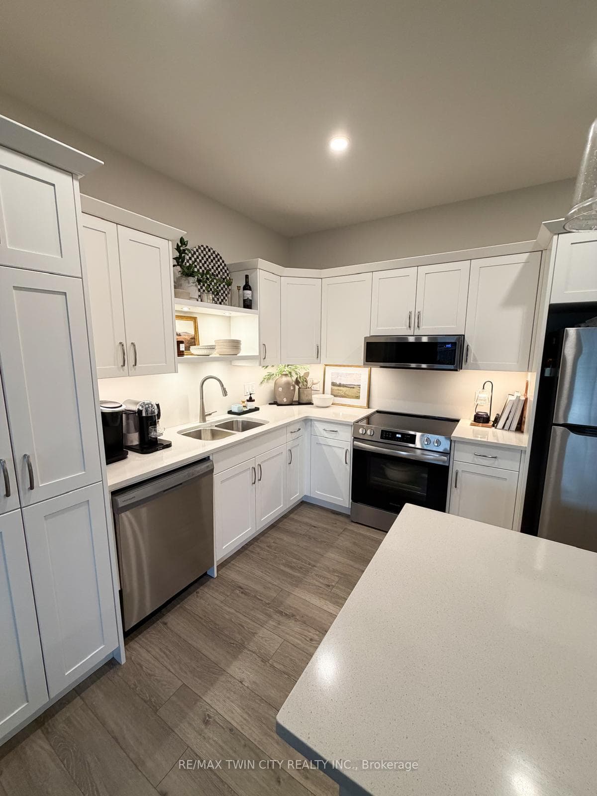 226 Renaissance Drive photo 4
