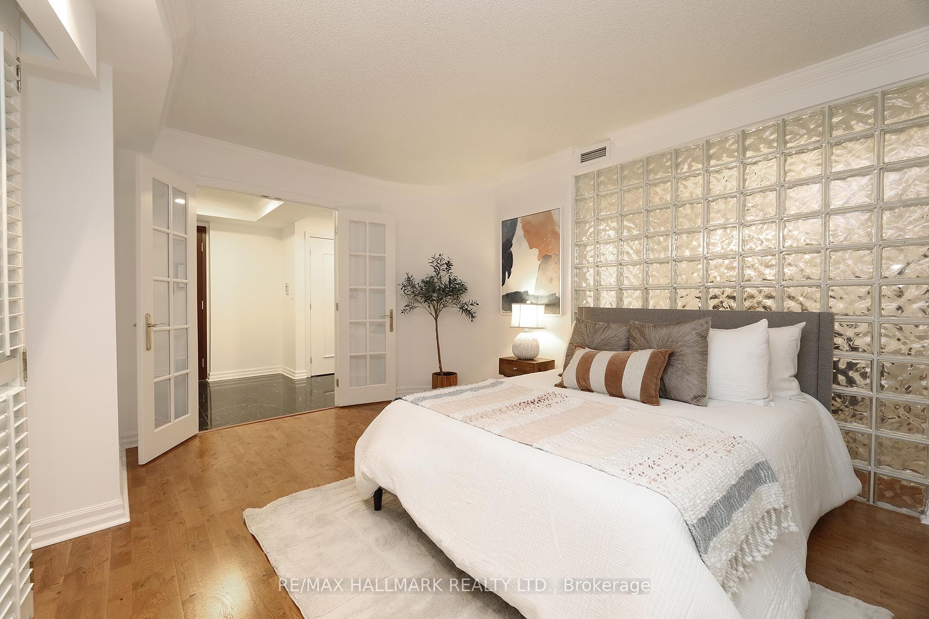 2727 Yonge Street Unit 609 photo 6