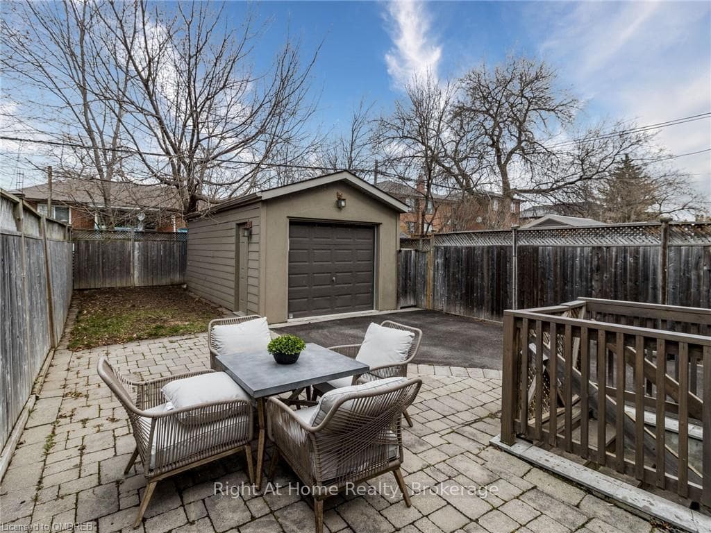 106 SIMPSON Avenue photo 32