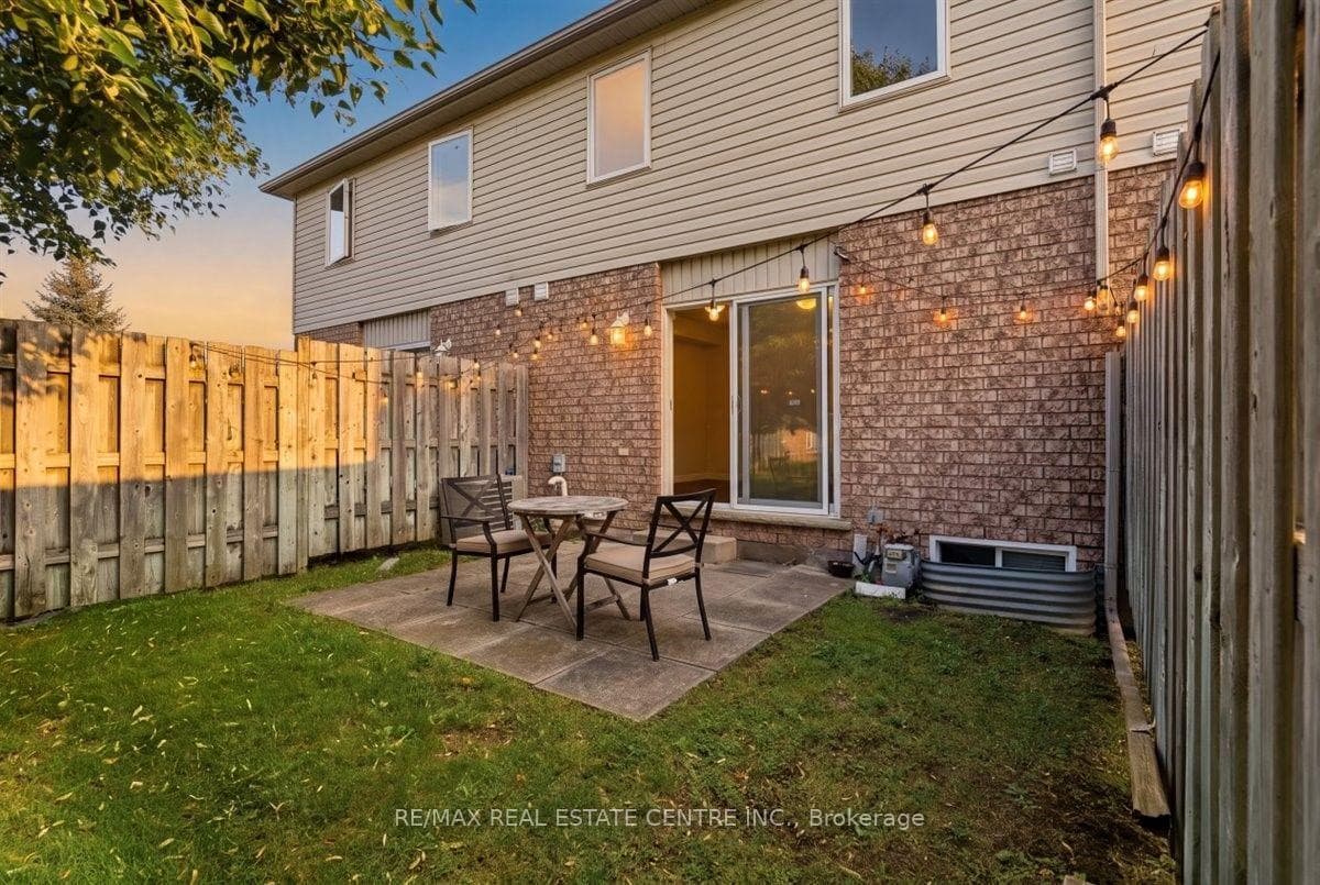 15 Roehampton Crescent photo 27