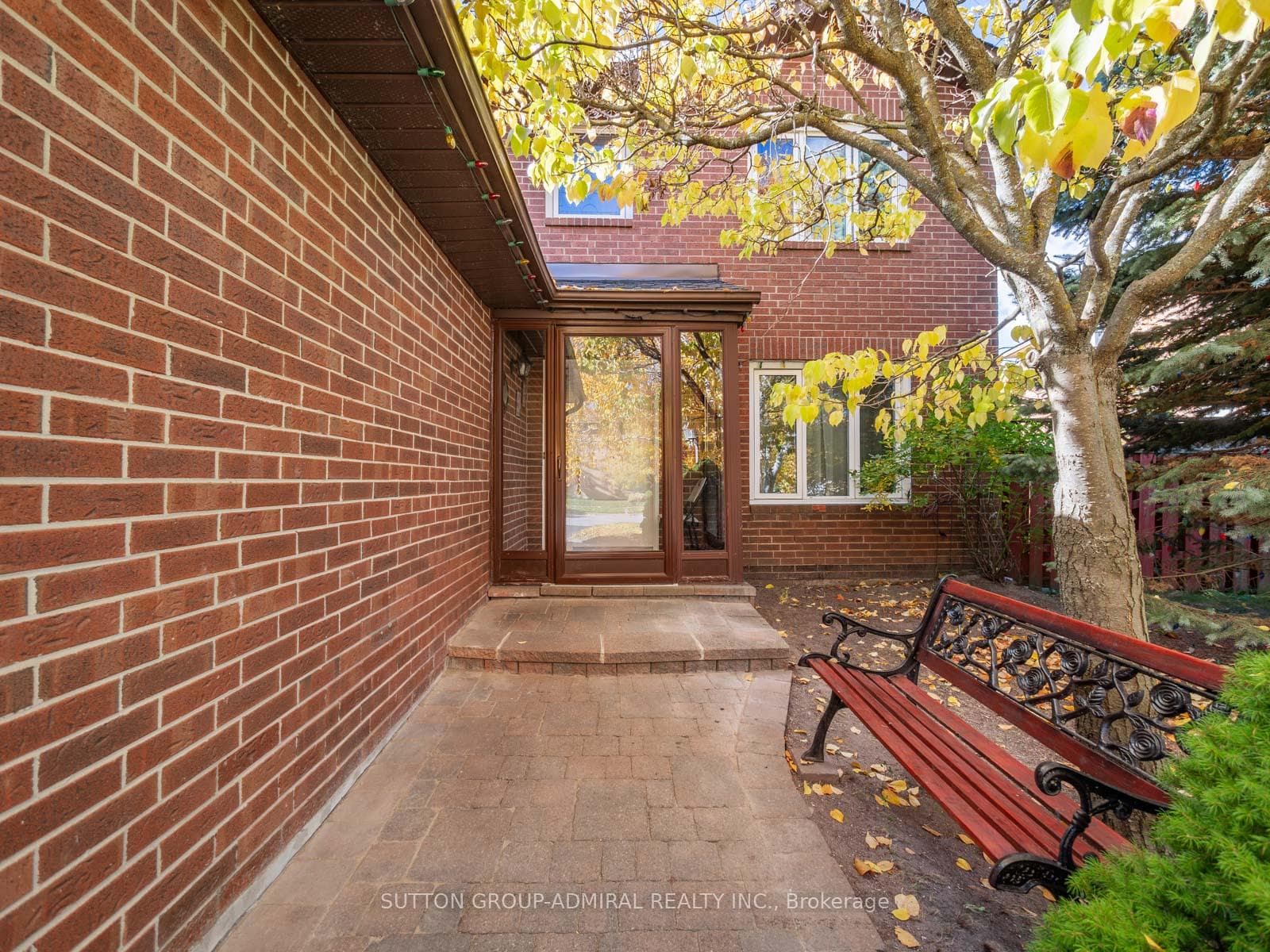 51 Houseman Crescent photo 3