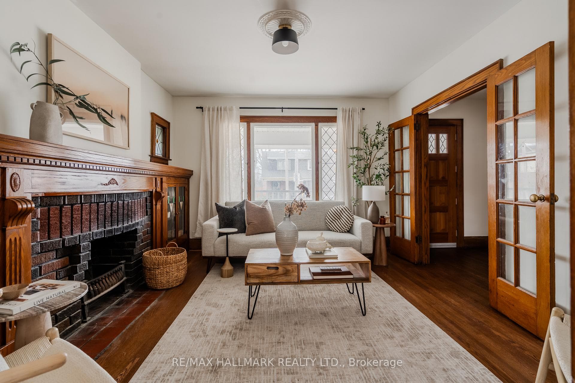 2076 Gerrard Street photo 4