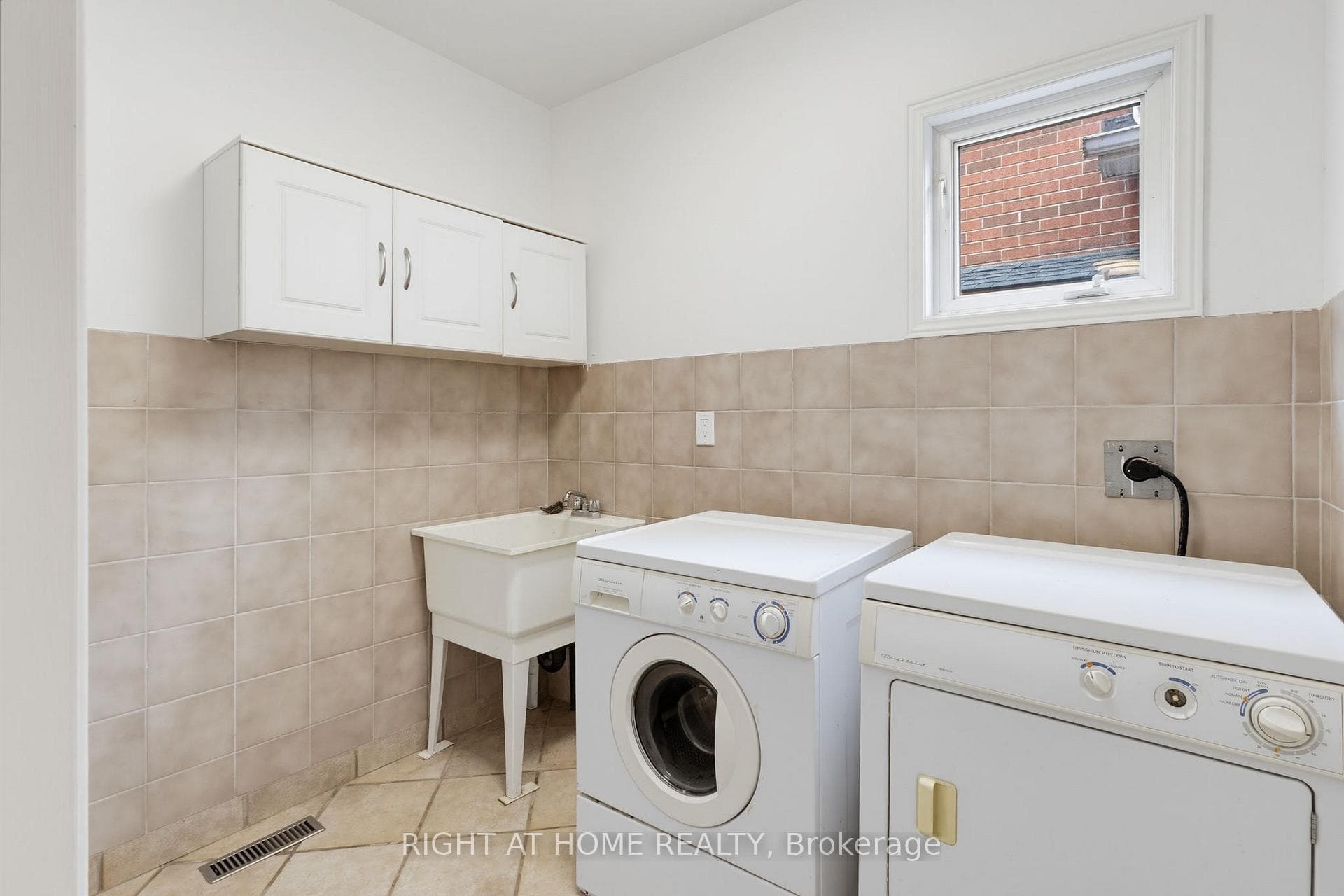 1087 Augustus Drive photo 23