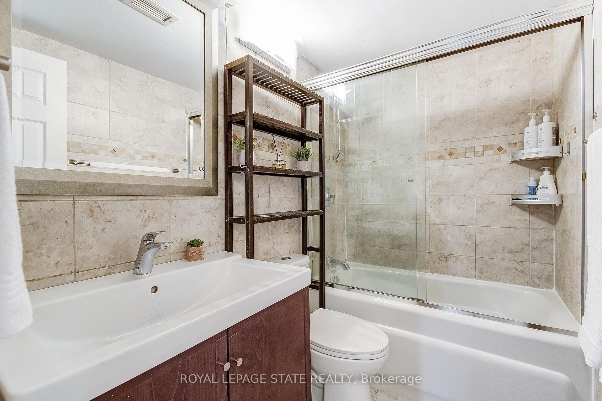 975 Warwick Court Unit B1 photo 18