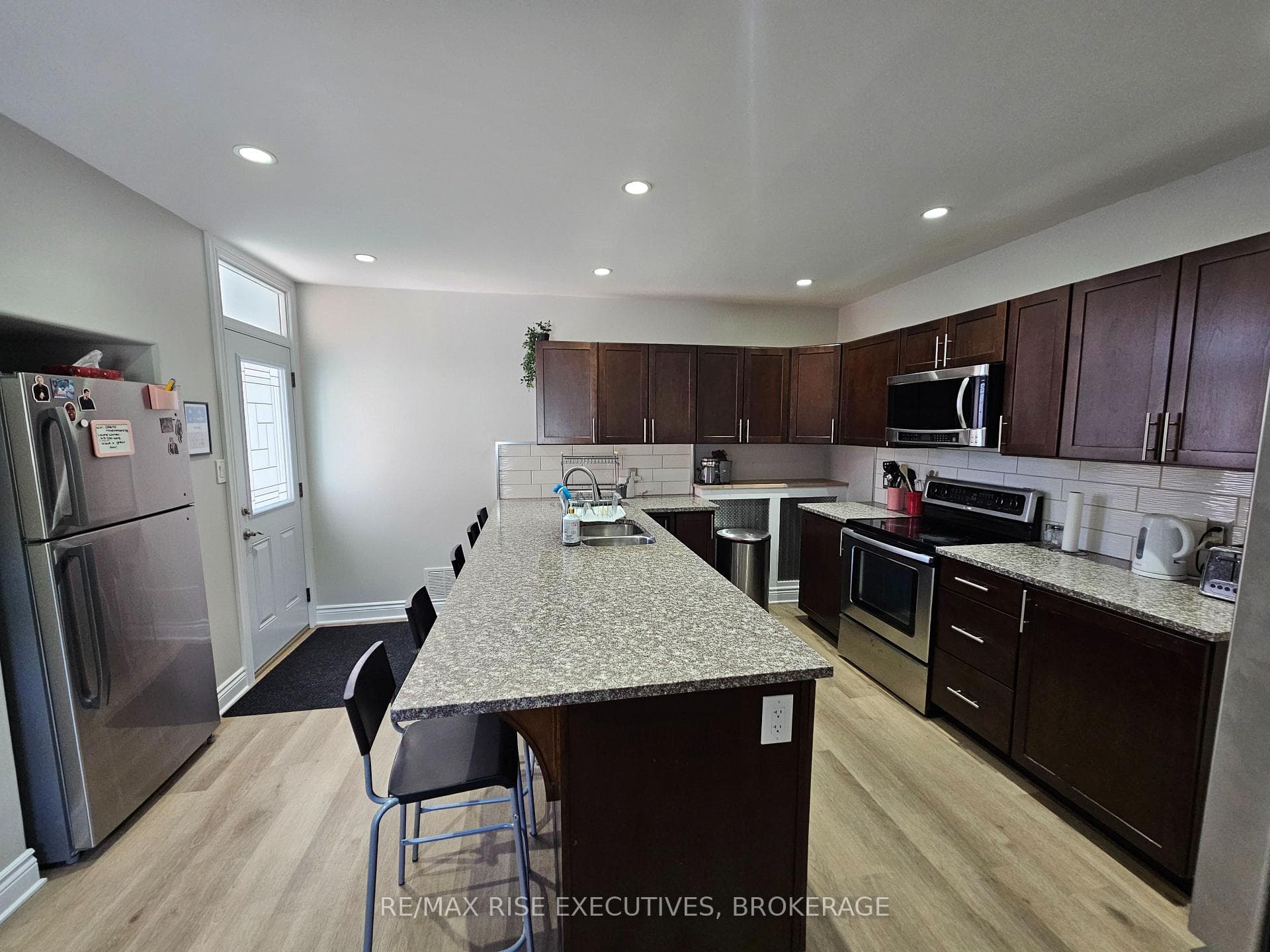 524 Frontenac Street photo 9