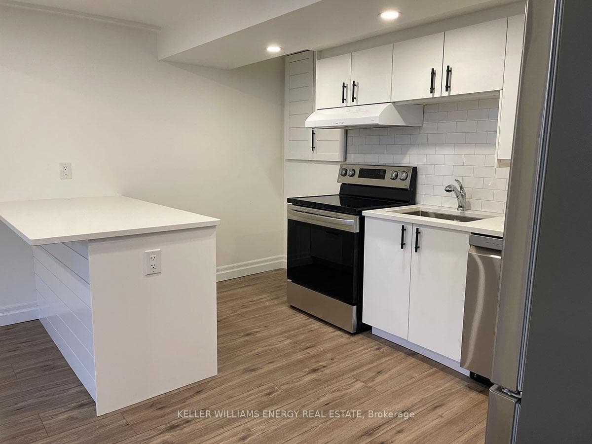 697 Downview Crescent Unit Bsmt photo 3