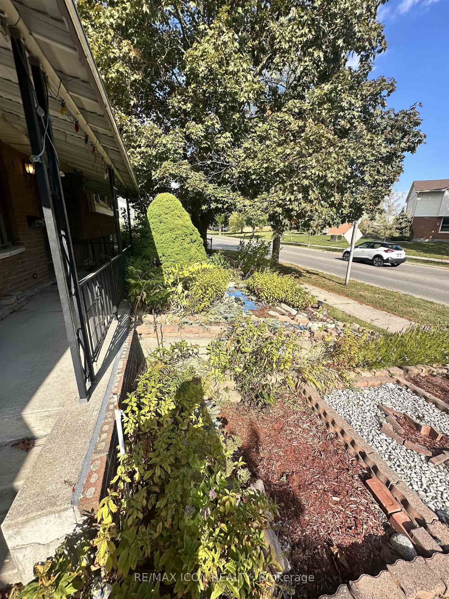 114 Archer Crescent photo 4