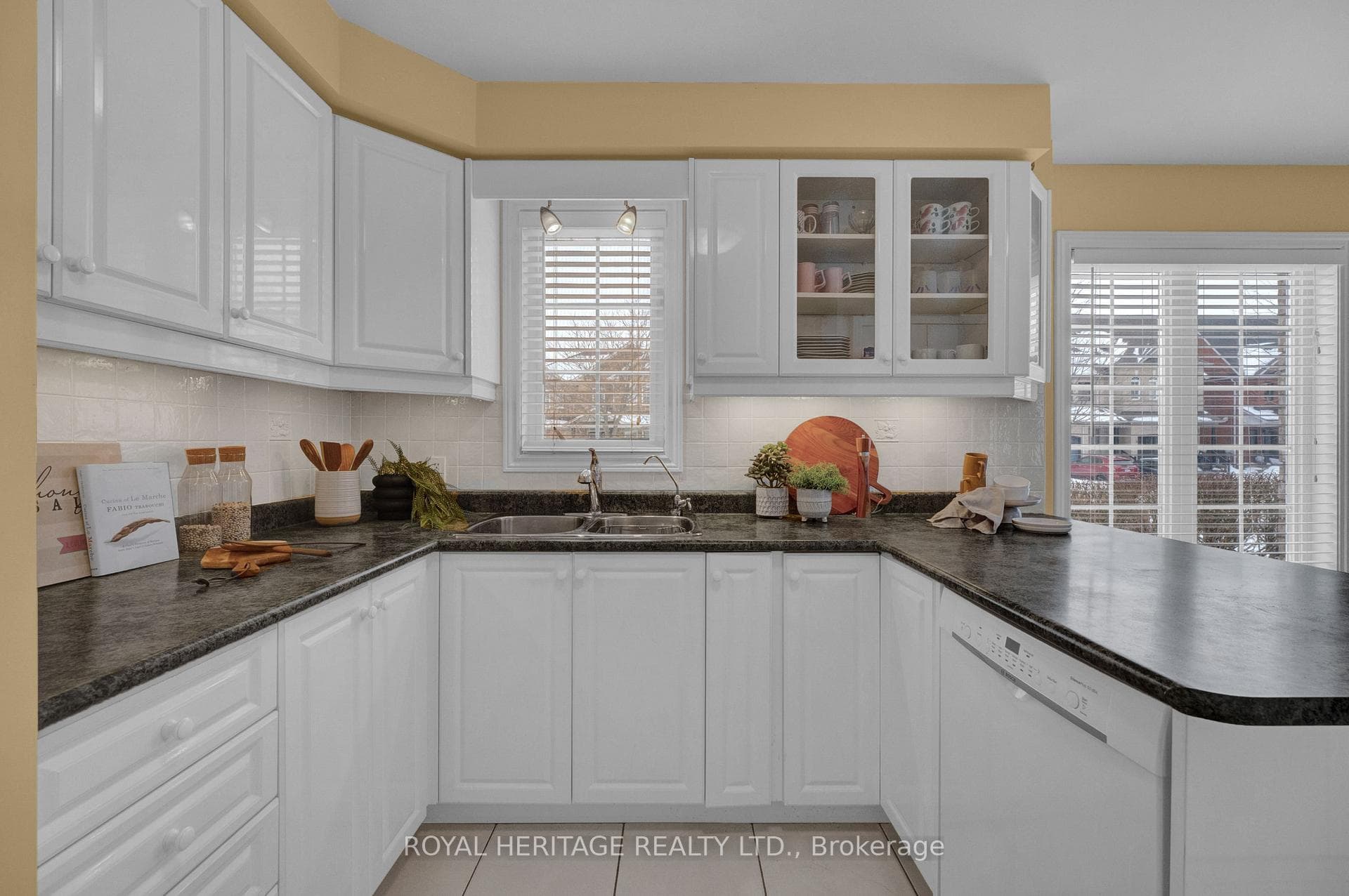 86 Root Crescent photo 9