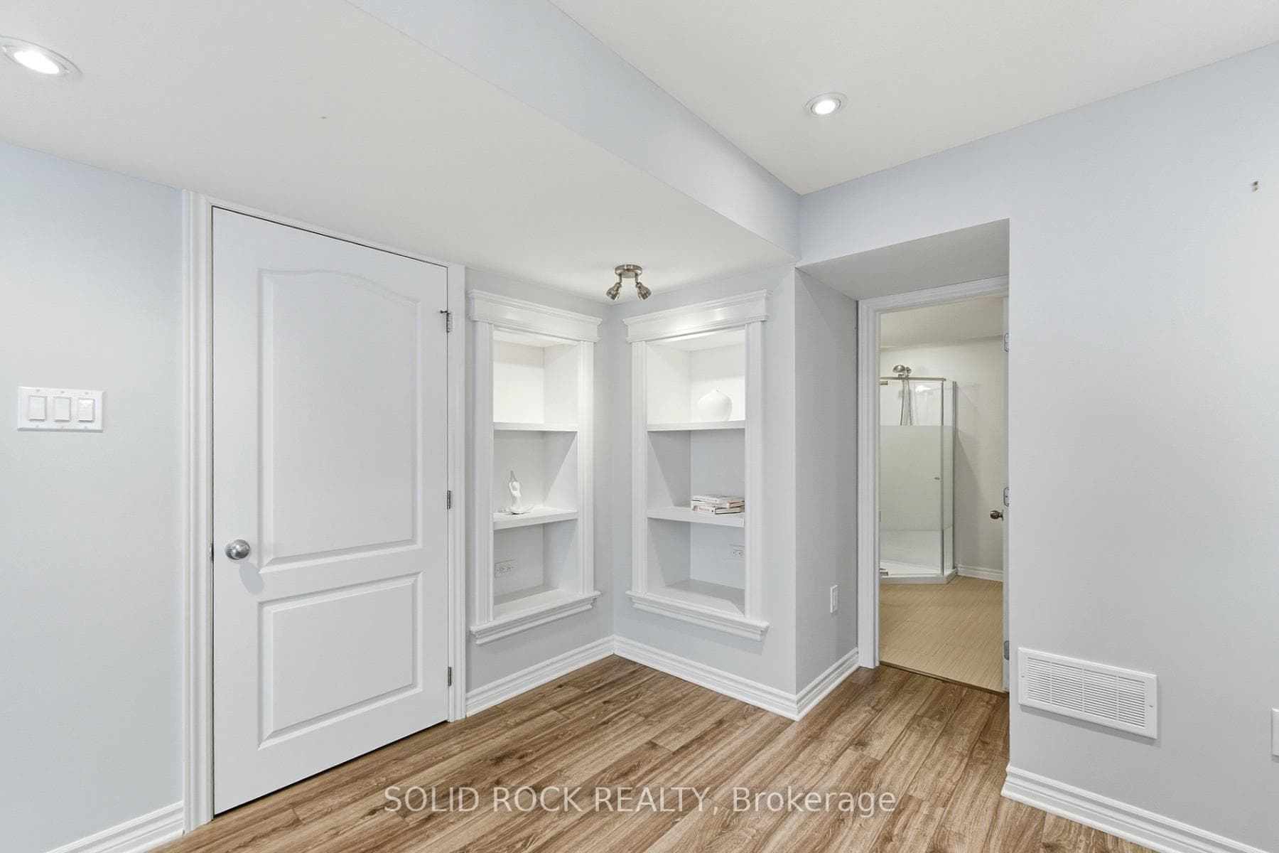 Multiple built-in niches, for showingcasing decor