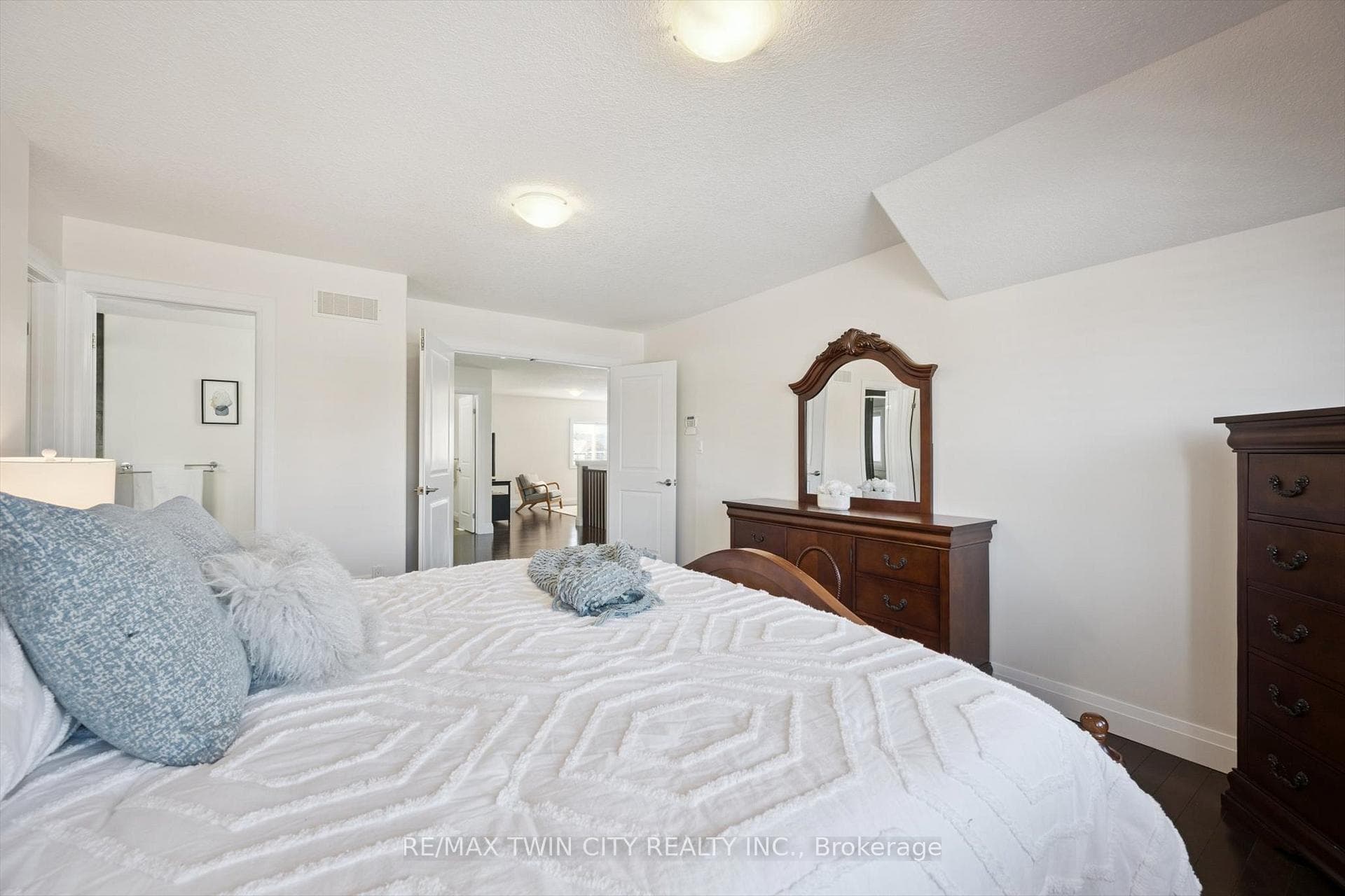 556 Netherwood Crescent photo 20