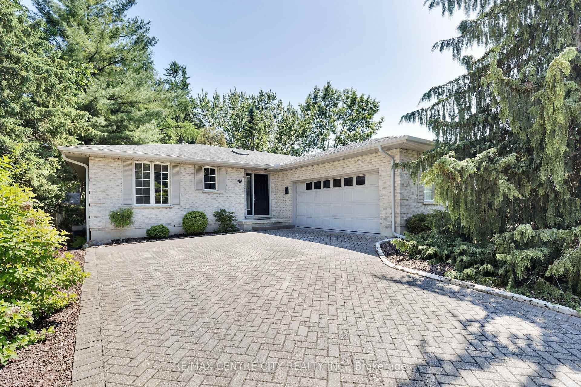 439 Grosvenor Street photo 1