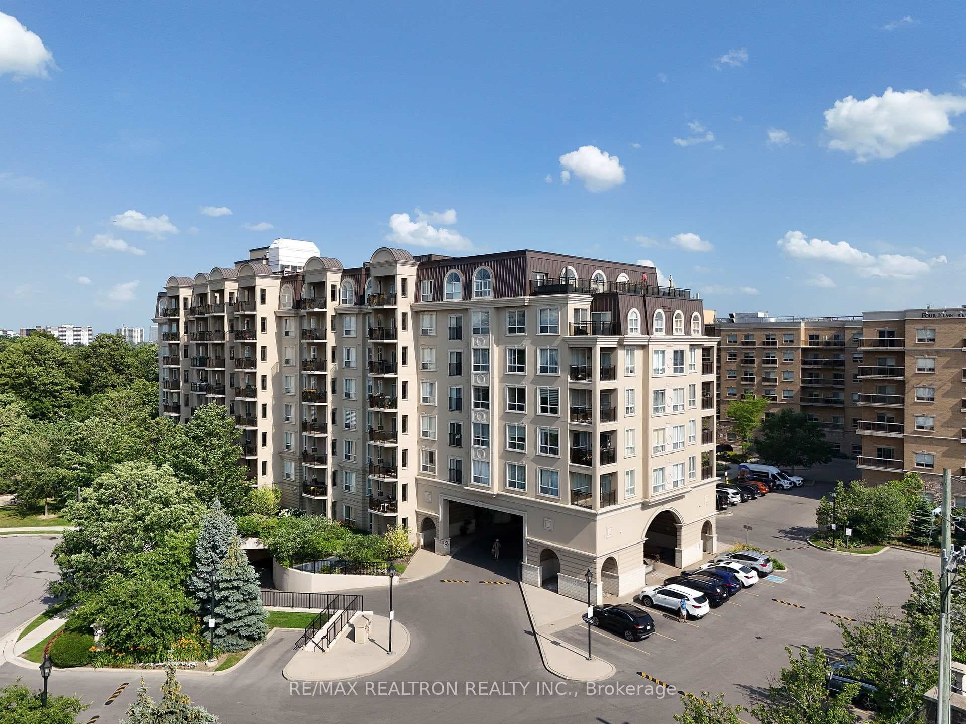 1 Maison Parc Court Unit 402 photo 2