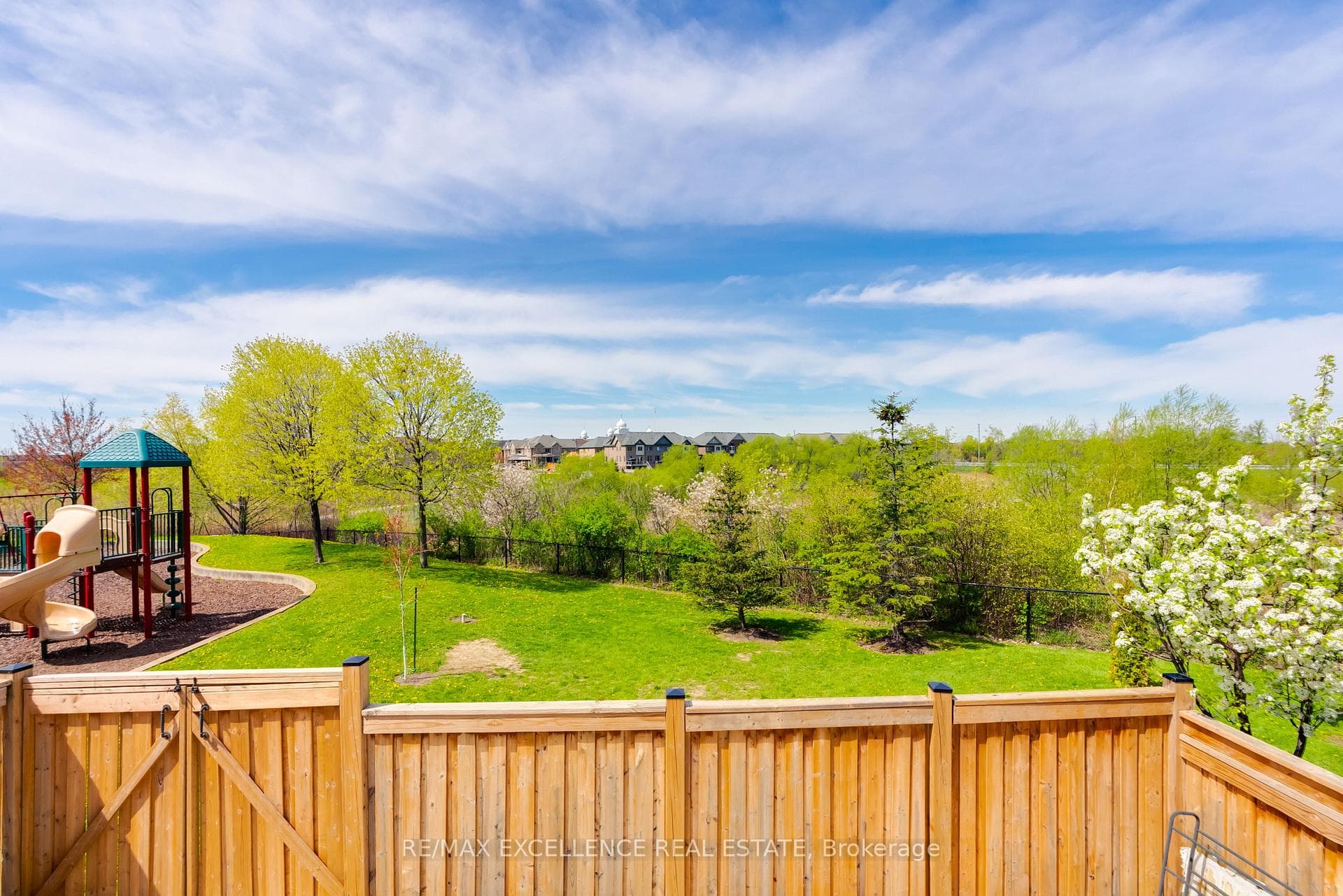 Backing onto ravine, greenbelt
