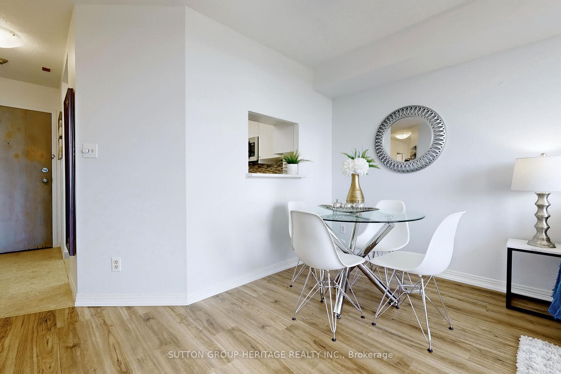 711 Rossland Road Unit 904 photo 12