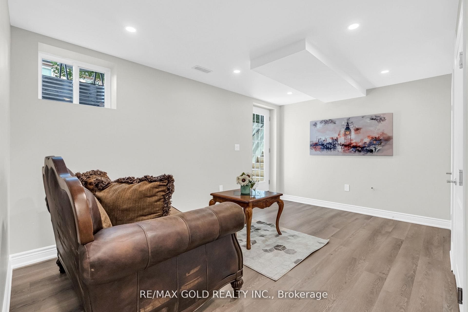 2901 Gardenview Crescent photo 35