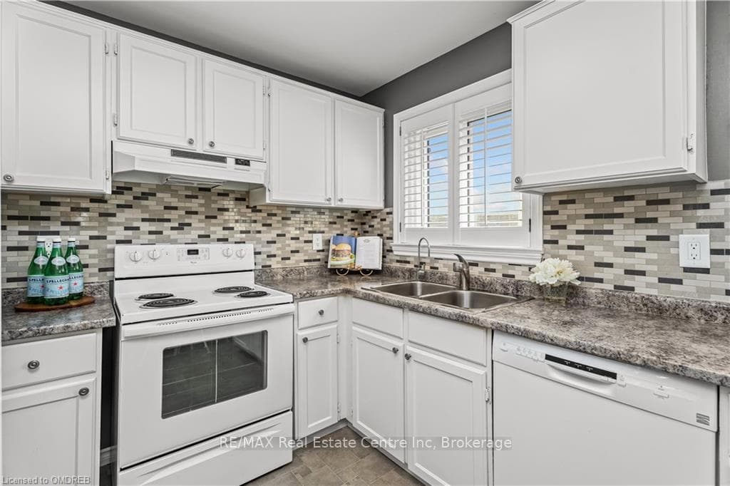 280 BLUEJAY Crescent photo 13