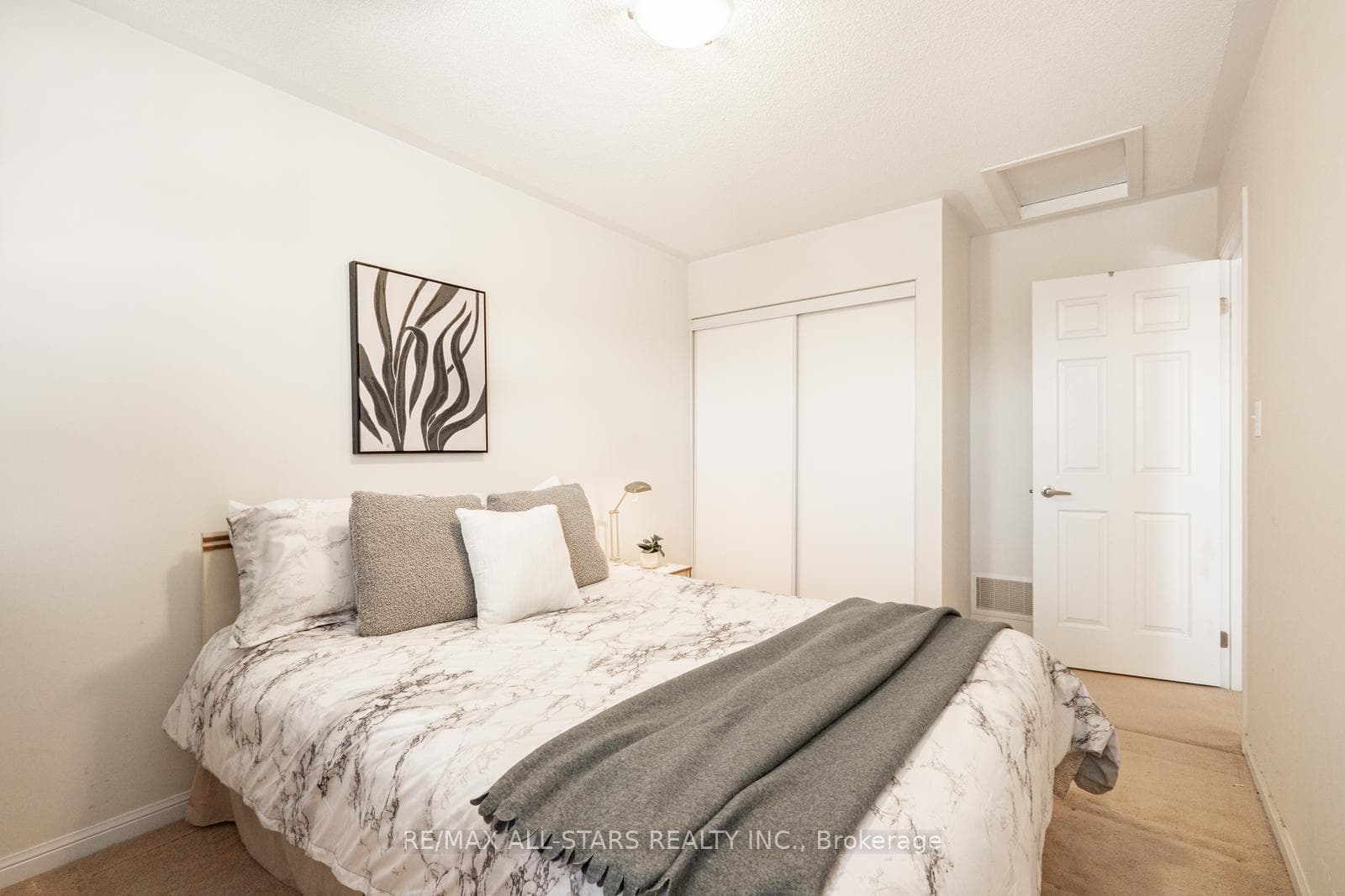87 Jamesway Crescent photo 20