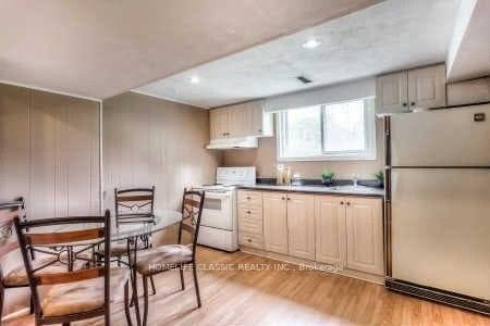 64 Parkway Avenue Unit Lower photo 2